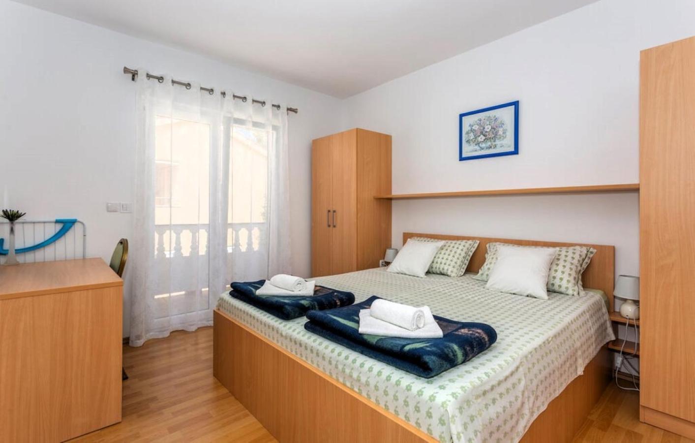 Guest House Lucija Banjol Екстериор снимка