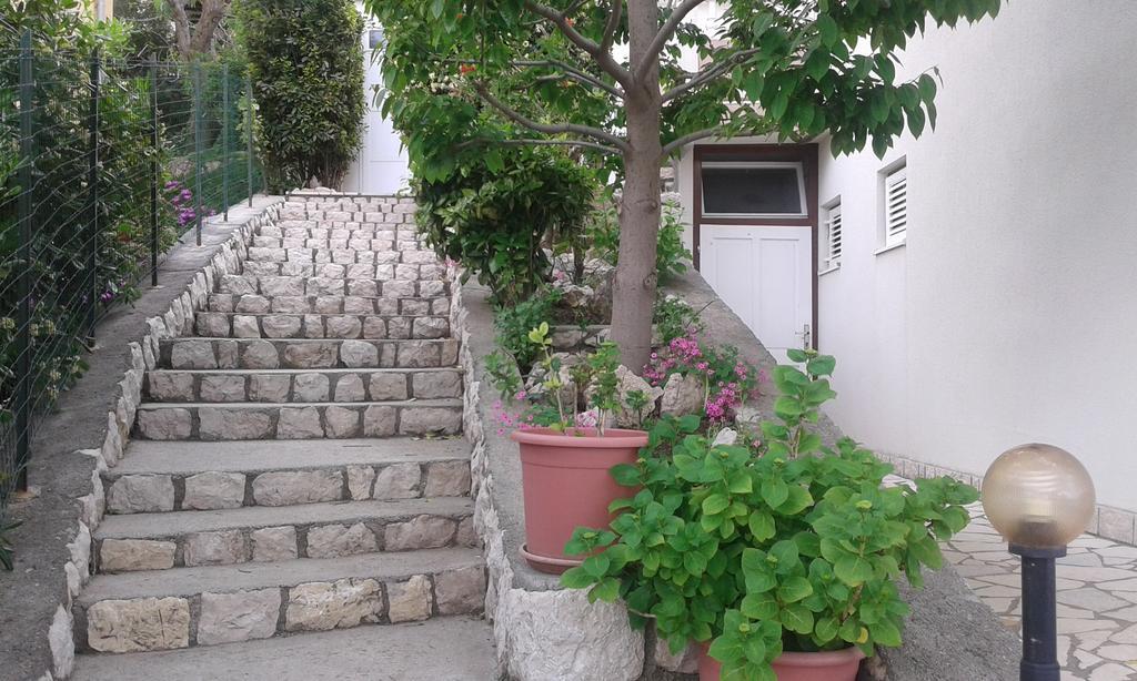 Guest House Lucija Banjol Екстериор снимка