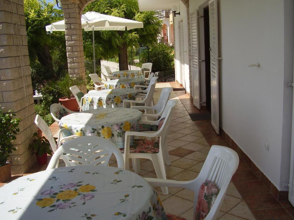 Guest House Lucija Banjol Екстериор снимка