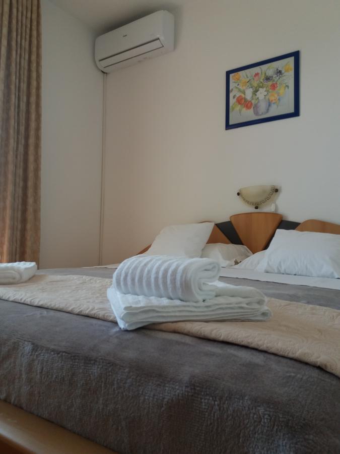 Guest House Lucija Banjol Екстериор снимка