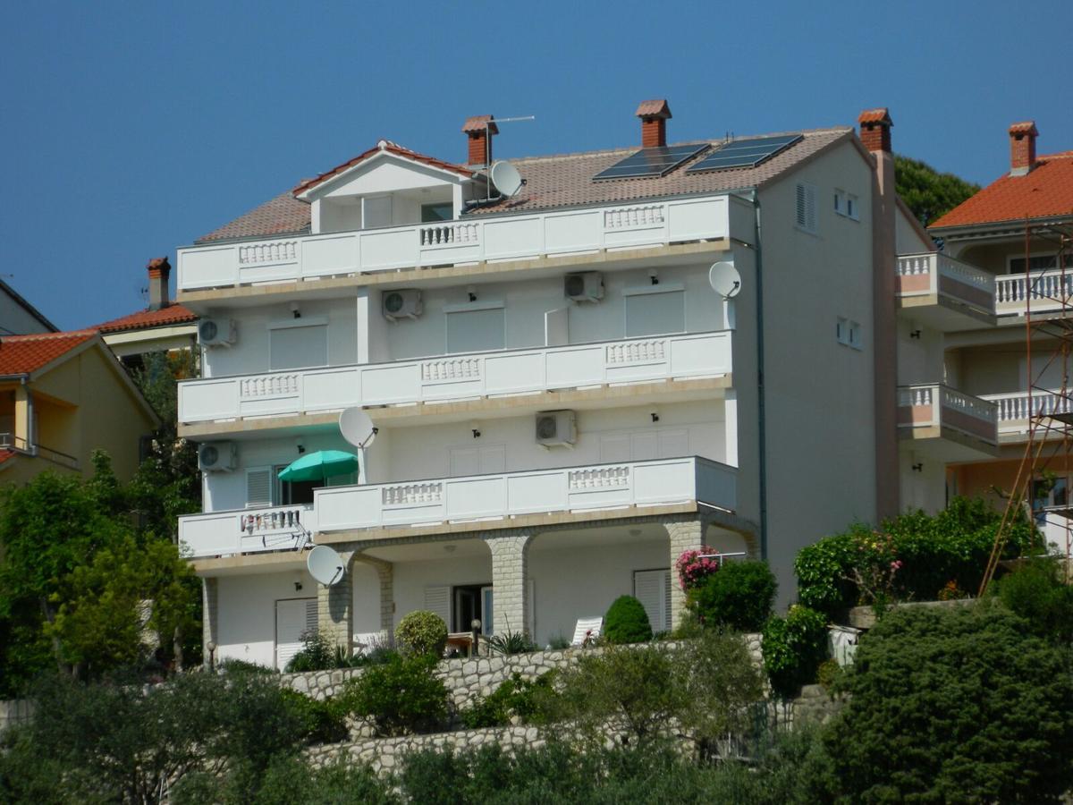 Guest House Lucija Banjol Екстериор снимка